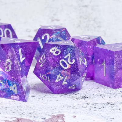 Il RPG porpora traslucido della resina taglia pratico a cubetti per gioco da tavolo