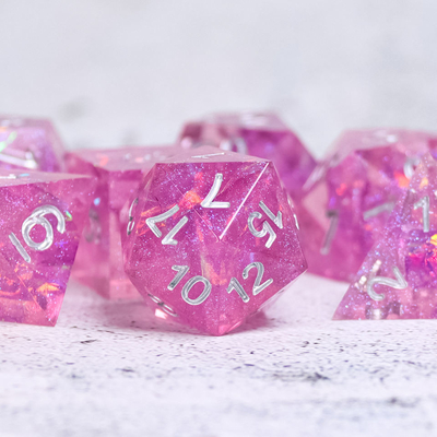 Il centro ordinato del liquido degli spigoli taglia il materiale a cubetti della resina per i giochi da tavolo