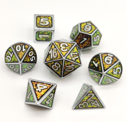 I dadi fatti a mano di RPG hanno messo gli spigoli che ordinati l'oro ha placcato di superficie