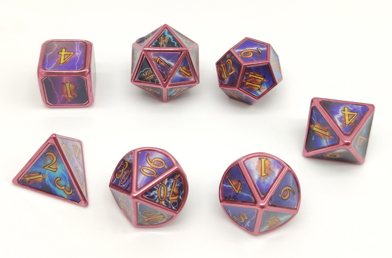 I dadi Polyhedral del metallo scolpiti mano 7 pezzi hanno messo per il RPG da tavolo