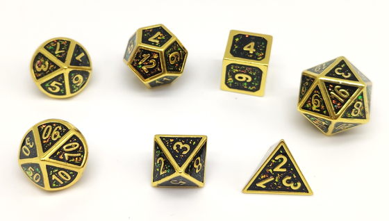 Mano robusta che versa gli insiemi colorati dei dadi, dadi Polyhedral unici del metallo