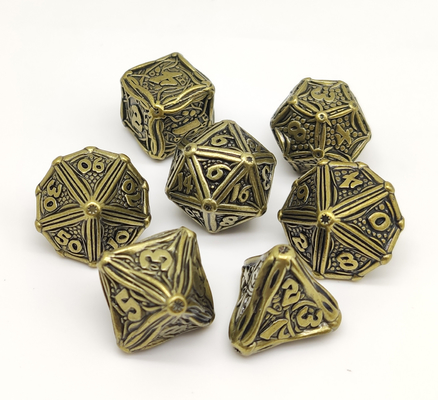 L'oro ha placcato il metallo stabilito dei dadi di superficie di RPG Polyhedral per il martello e Yahtzee