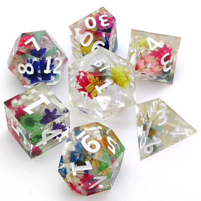 I dadi pratici dello spigolo della resina, mano hanno scolpito i chiari dadi Polyhedral