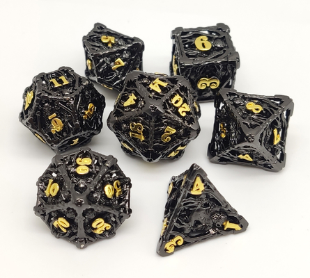 La mano pratica dell'insieme dei dadi di RPG del metallo ha lucidato per gioco di MTG e di DND