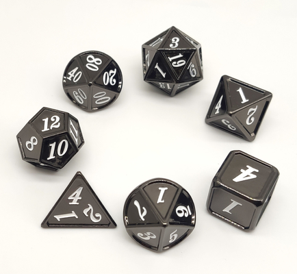 La mano ha scolpito il RPG nero del metallo taglia robusto a cubetti per il torrione ed il drago