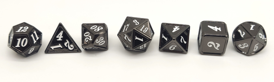 La mano ha scolpito il RPG nero del metallo taglia robusto a cubetti per il torrione ed il drago