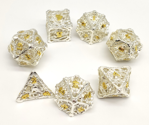 La mano ha scolpito DND che il mini RPG taglia multiuso a cubetti inodoro per i regali