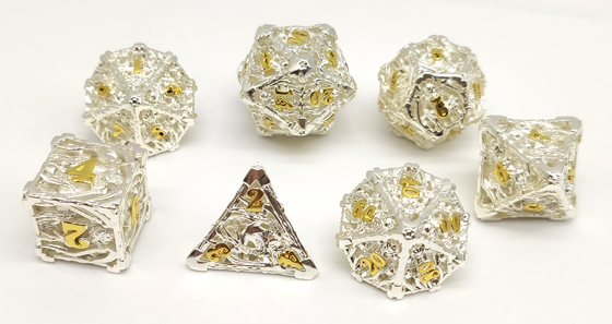 La mano portatile ha versato l'insieme minuscolo dei dadi, metallo placcato oro Mini Dice