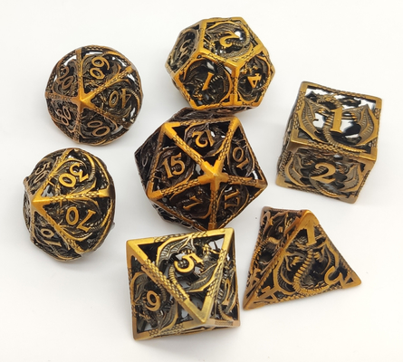 Mano che versa i dadi Polyhedral durevoli di DND, dadi resistenti all'uso di RPG di precisione