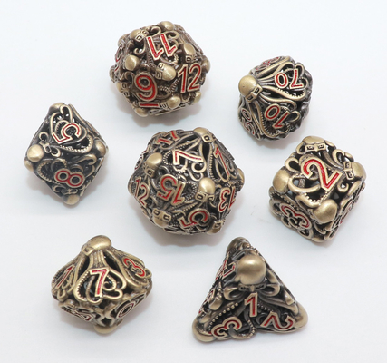 Mano che versa il portatile di Mini Polyhedral Dice Sharp Edged pratico