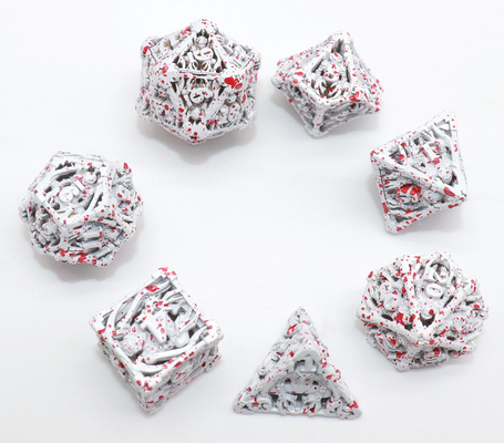 La mano ha scolpito i 7 pezzi bianco di Mini Polyhedral Dice DND ha messo portatile