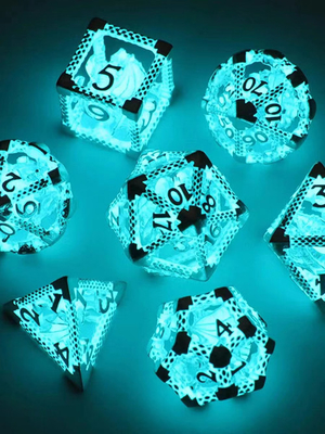 I dadi di RPG DND di divertimento hanno messo i torrioni ed i draghi luminosi principali trasparenti dei dadi