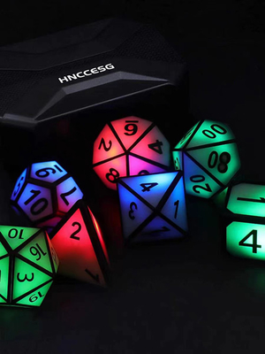 I dadi del metallo DND hanno messo i dadi della resina dello spigolo hanno condotto i dadi luminosi