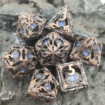 I dadi dello spigolo raffreddano l'insieme stridente dei dadi del manuale inodoro Polyhedral
