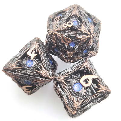 I dadi dello spigolo raffreddano l'insieme stridente dei dadi del manuale inodoro Polyhedral