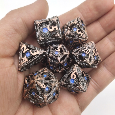 I dadi dello spigolo raffreddano l'insieme stridente dei dadi del manuale inodoro Polyhedral