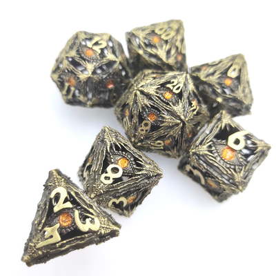 Il versamento Polyhedral in serie della mano dei dadi ha messo l'insieme lucidato leggero dei dadi di RPG