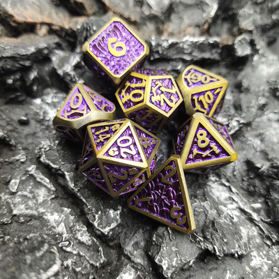 I dadi leggeri inodori del metallo di Dnd hanno messo l'argento violaceo dei giochi con le carte Polyhedral del gioco