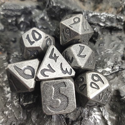 Metallo antiusura intagliato a mano per Dungeon And Dragon Metal Gaming Dice Manuale