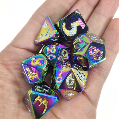 La mano di superficie dei giochi con le carte ha scolpito la resina che la personalizzazione Polyhedral di colore dei dadi abbastanza taglia gli insiemi a cubetti