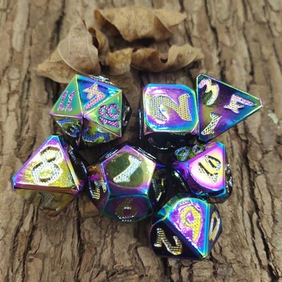 La mano di superficie dei giochi con le carte ha scolpito la resina che la personalizzazione Polyhedral di colore dei dadi abbastanza taglia gli insiemi a cubetti