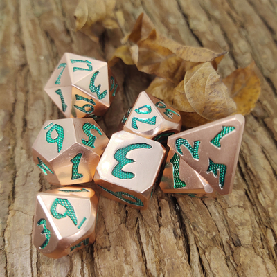 I dadi del metallo dell'annata pratica Polyhedral di rame verde dei dadi Nizza hanno messo per gli spigoli ordinati del gioco di DND