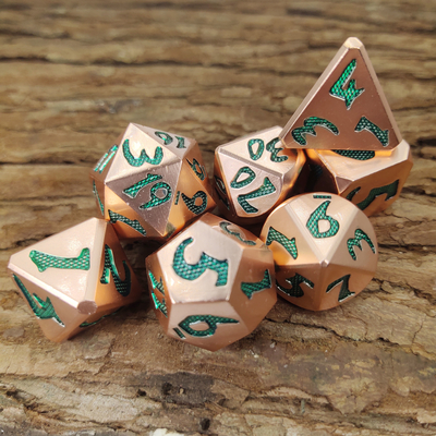I dadi del metallo dell'annata pratica Polyhedral di rame verde dei dadi Nizza hanno messo per gli spigoli ordinati del gioco di DND