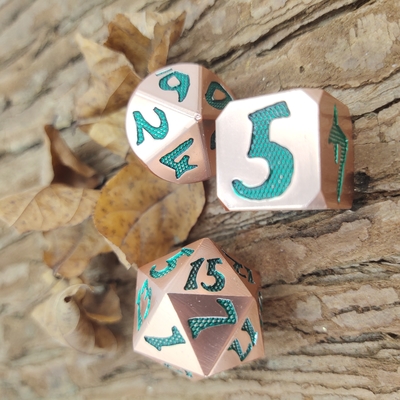 I dadi Polyhedral del materiale dei draghi di rame verde chiaro di Mini Black For Dungeons And hanno messo leggero spigolo