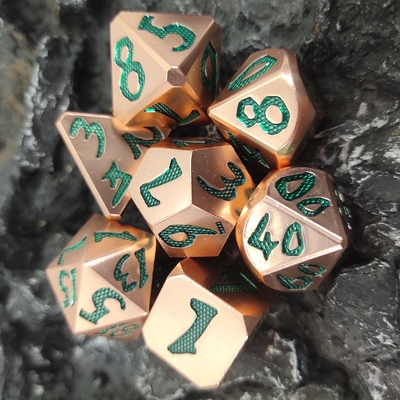 I dadi Polyhedral del materiale dei draghi di rame verde chiaro di Mini Black For Dungeons And hanno messo leggero spigolo