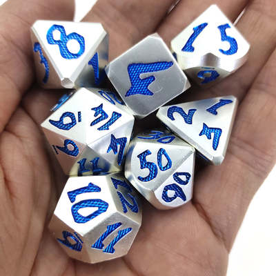 Set di mini dadi in metallo placcato oro multiuso poliedrici pratici 7 pezzi atossici