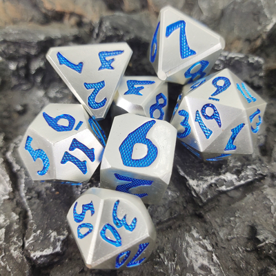 Set da 7 pezzi di lusso Robusto per Dungeon e Dragon Mano che versa dadi poliedrici Blu argento per giochi RPG e Dnd