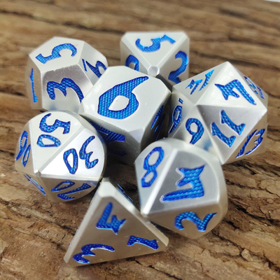 Set da 7 pezzi di lusso Robusto per Dungeon e Dragon Mano che versa dadi poliedrici Blu argento per giochi RPG e Dnd