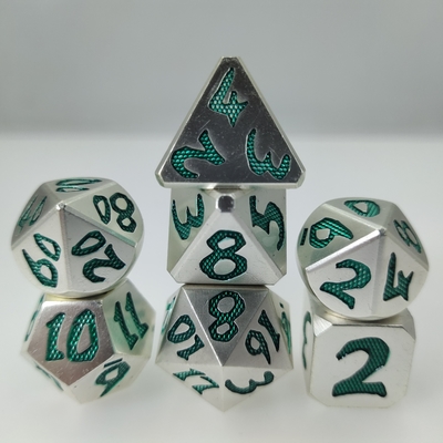 I dadi Polyhedral non tossici di incandescenza del pezzo verde all'ingrosso del metallo DND Dice7 hanno messo verde chiaro attraverso materiale d'argento