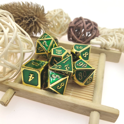 Set di dadi in metallo personalizzato Finitura Dimensione 16mm-22mm Set di dadi da gioco 7 pezzi Poliedrico Dorato verde