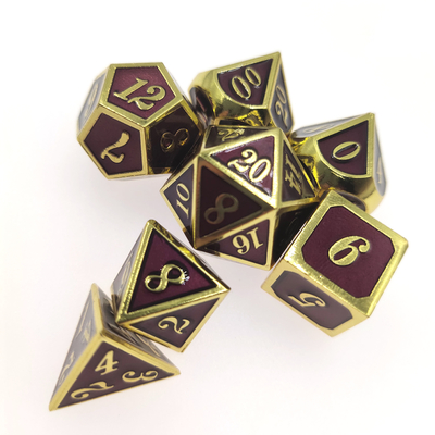 Il RPG pesante del metallo taglia gli spigoli a cubetti che ordinati i micro dadi fissano il verde Polyhedral rosa della scrofa giovane