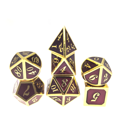 Il RPG pesante del metallo taglia gli spigoli a cubetti che ordinati i micro dadi fissano il verde Polyhedral rosa della scrofa giovane