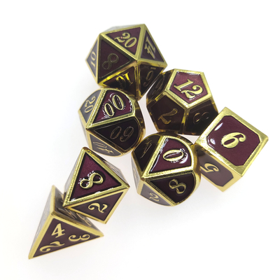 Il RPG pesante del metallo taglia gli spigoli a cubetti che ordinati i micro dadi fissano il verde Polyhedral rosa della scrofa giovane