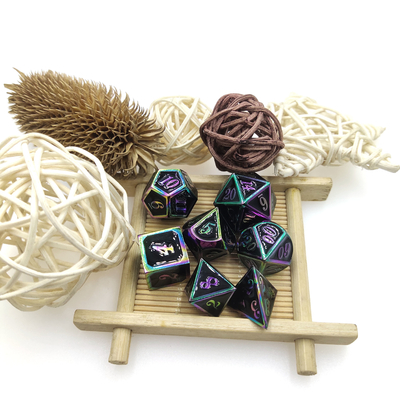 Robusto set di dadi portatili antiusura per Dungeons And Dragons poliedrici placcati in oro