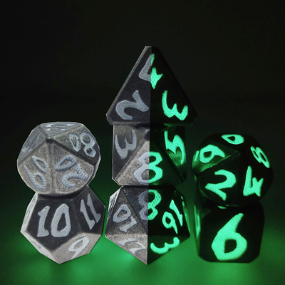 I dadi d'imballaggio del contenitore di regalo hanno fissato il gioco multiuso di ruolo tagliano Polyhedral a cubetti