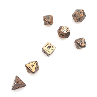 I dadi di RPG del metallo hanno messo il metallo durevole resistente all'uso del nero dell'oro tagliano Polyhedral a cubetti
