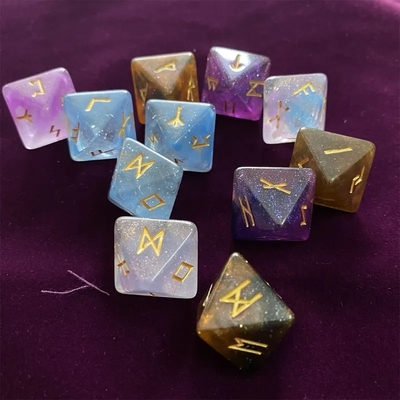 D8 Rune vichinghe dadi poliedrici di labradorite Futhark / Divination Dice For Crystal Gazing