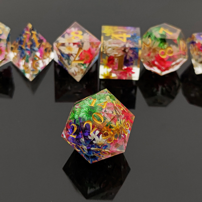Mano resistente all'uso dei dadi della resina DND che versa spigolo Polyhedral
