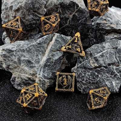 Setti di dadi di metallo con facce multiple D20 tagliato a fuoco
