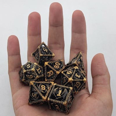 Setti di dadi di metallo con facce multiple D20 tagliato a fuoco