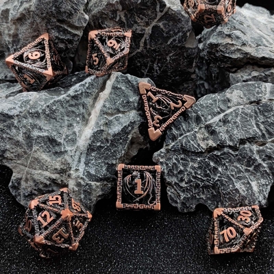 Setti di dadi di metallo con facce multiple D20 tagliato a fuoco