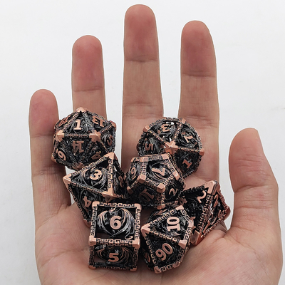 Setti di dadi di metallo con facce multiple D20 tagliato a fuoco