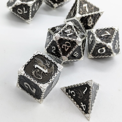 Gioco di ruolo in metallo multi-faccettato dadi drago volante solido drago liscio DND