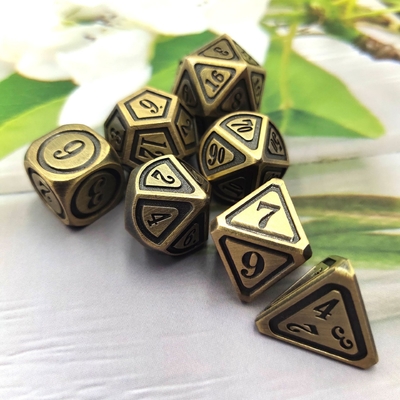 Antico set di dadi in bronzo in metallo in quinta persona colore di gioco dadi in lega di terra