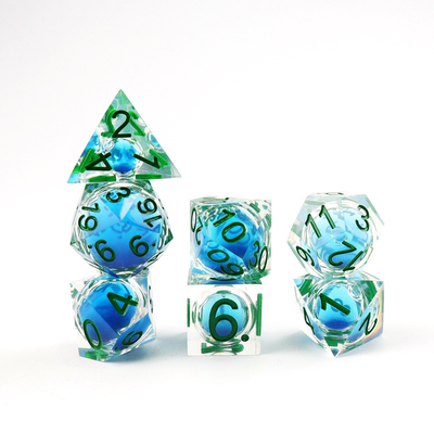 Disegno di dadi per giochi da tavolo a resina naturale blu trasparente