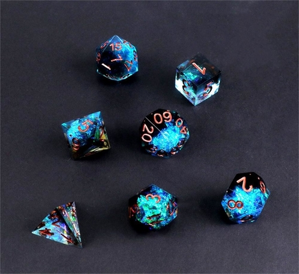 Il personaggio blu più nero di resina di minerale gioca un mazzo multi-noodle a dadi dnd